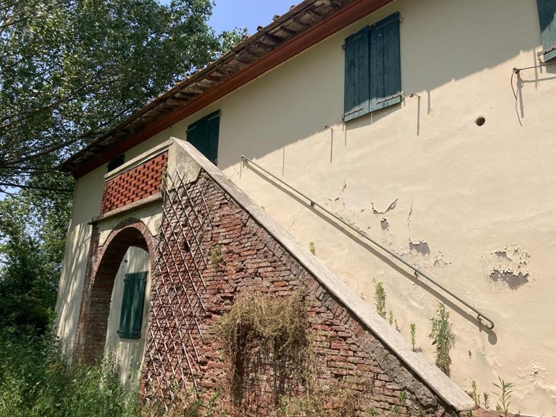 Casale in Vendita a Cascina, zona Latignano, 440'000€, 900 m²