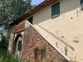 Casale in Vendita a Cascina, zona Latignano, 440'000€, 900 m²