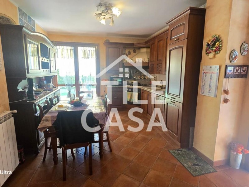 Villa bifamiliare in Vendita a Altopascio, 270'000€, 190 m²