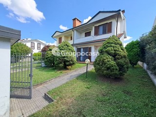 Casa Semi Indipendente in Vendita a Magenta, 259'000€, 180 m²