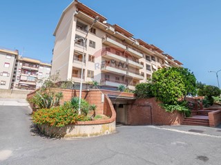 Appartamento in Vendita a Caltagirone, 120'000€, 185 m²