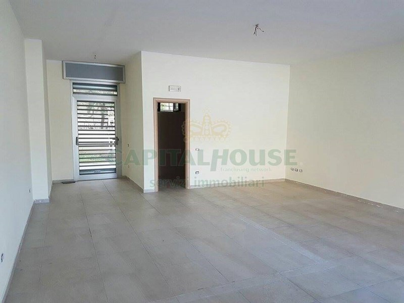 Immobile commerciale in Affitto a Camposano, 600€, 70 m²