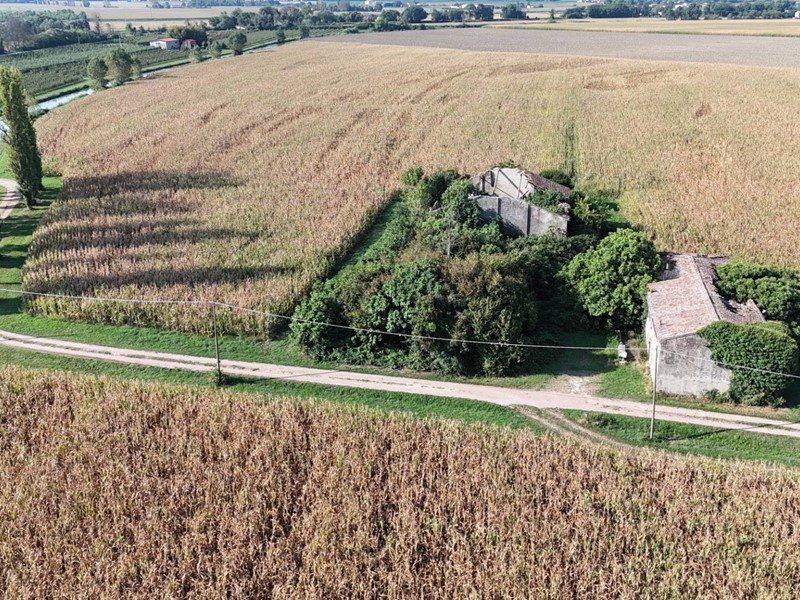 Casa Indipendente in Vendita a Ferrara, 80'000&euro;, 930 m²