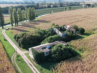 Casa Indipendente in Vendita a Ferrara, 80'000&euro;, 930 m²