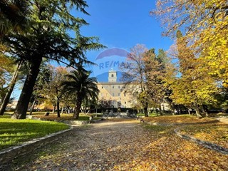 Immobile commerciale in Affitto a Monterotondo, 4'000€, 200 m²