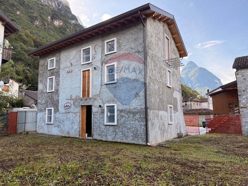 Casa Indipendente in Vendita a Longarone, 165'000€, 390 m²