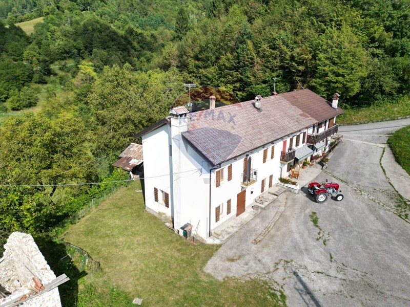 Casa Semi Indipendente in Vendita a Borgo Valbelluna, 120'000€, 185 m²