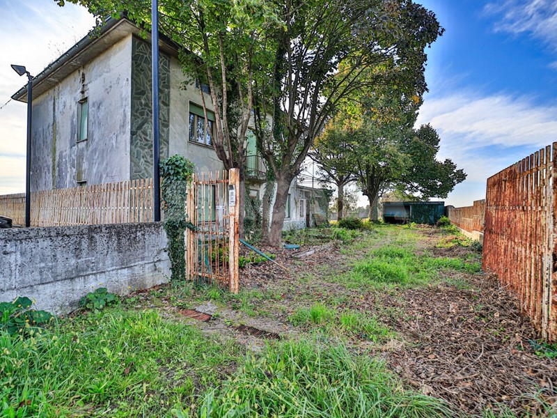 Casa Indipendente in Vendita a Mezzago, 330'000€, 275 m²