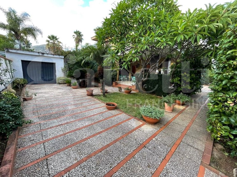 Villa in Affitto a Palermo, 900€, 160 m²