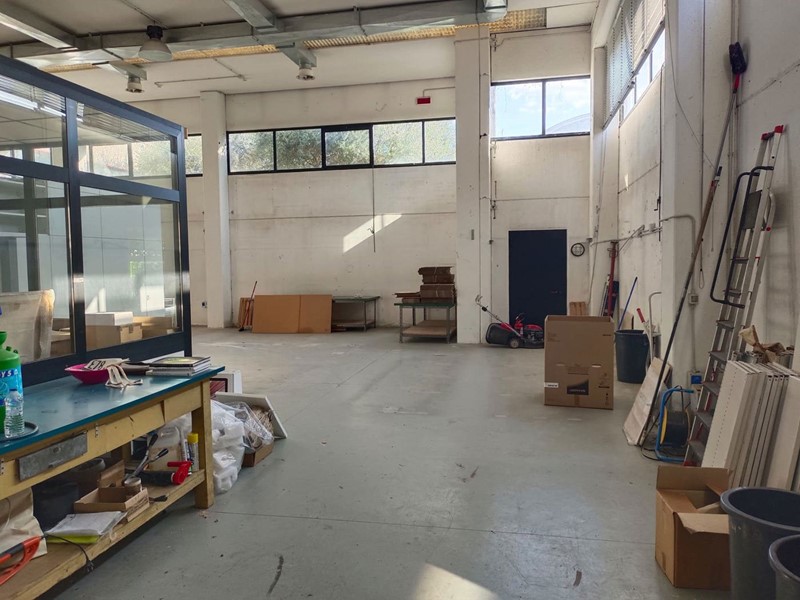 Capannone in Affitto a Lodi, 2'000€, 240 m²