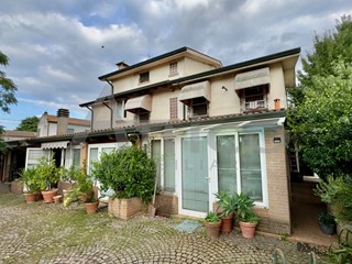 Casa Indipendente in Vendita a Arquà Polesine, 310'000€, 327 m², con Box