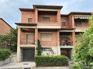 Casa Semi Indipendente in Vendita a Assisi, 260'000€, 180 m², con Box