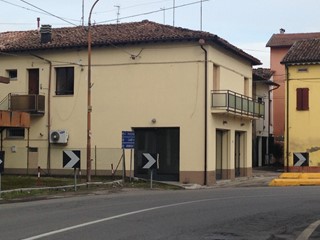 Immobile commerciale in Vendita a Ravarino, 150'000€, 145 m²