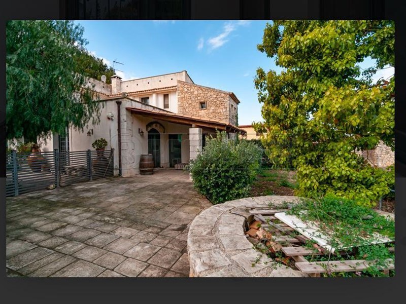 Villa in Vendita a Siracusa, 350'000&euro;, 300 m², con Box