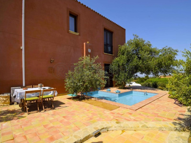 Villa in Vendita a Menfi, 650'000€, 290 m², arredato