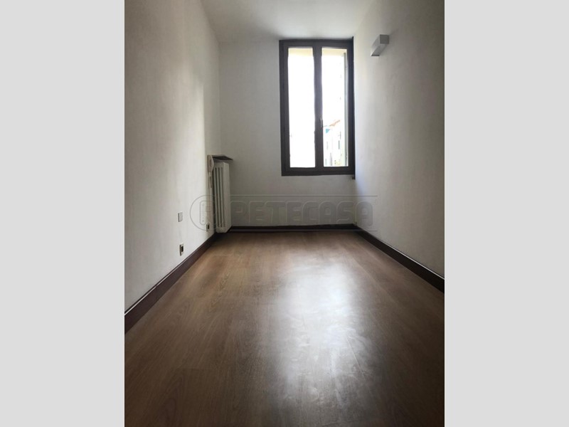 Ufficio in Affitto a Bassano del Grappa, 400€, 35 m²