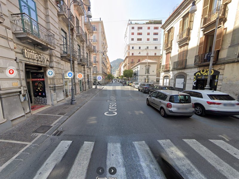 Immobile commerciale in Affitto a Salerno, zona CENTRO, 1'100€, 55 m²