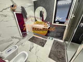 Villa in Vendita a Siracusa, zona Pizzuta, 338'000&euro;, 200 m², con Box