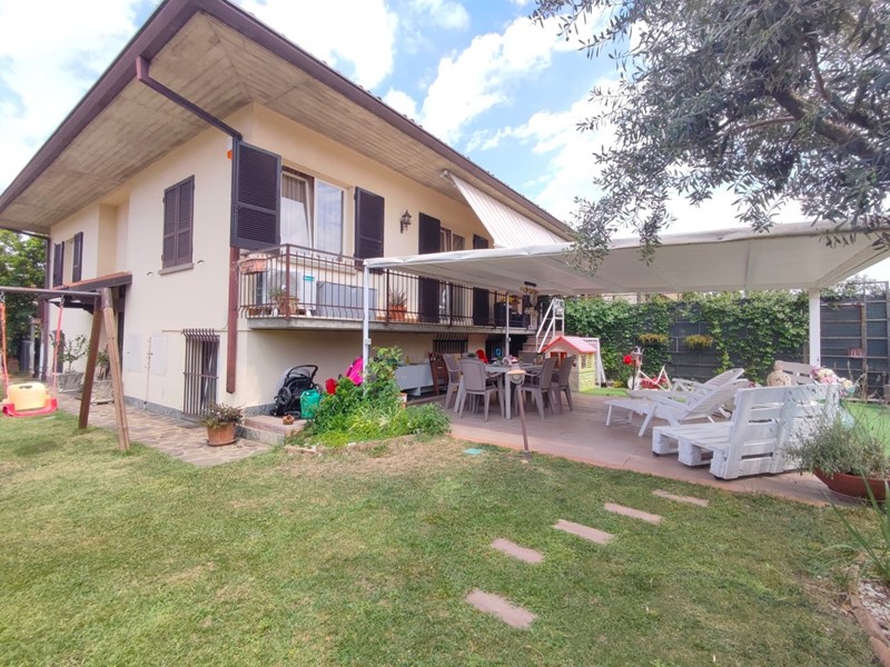 Casa Indipendente in Vendita a Erbusco, zona Zocco Di Sopra, 385'000€, 265 m², con Box