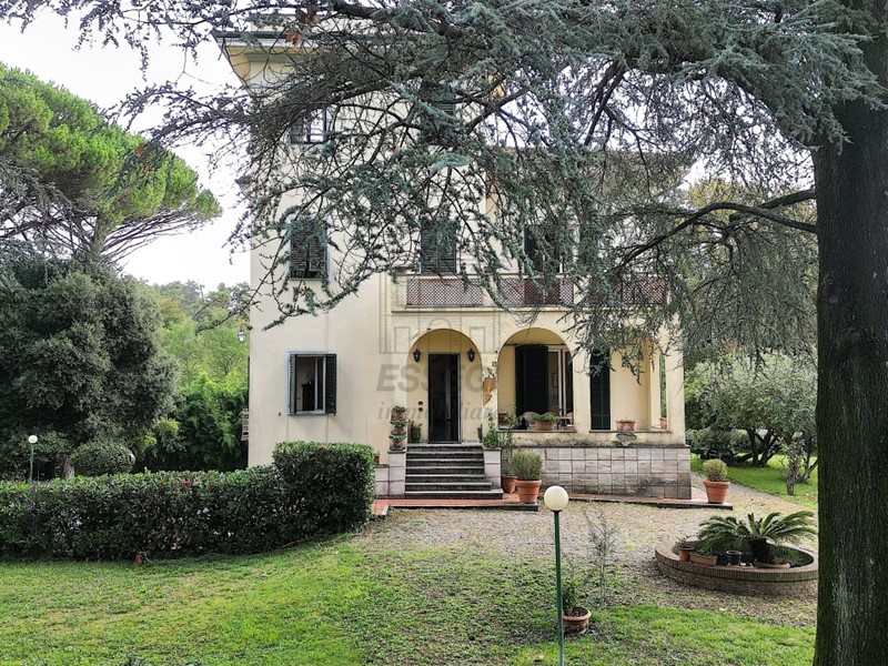 Villa in Vendita a Lucca, 1'200'000&euro;, 460 m²