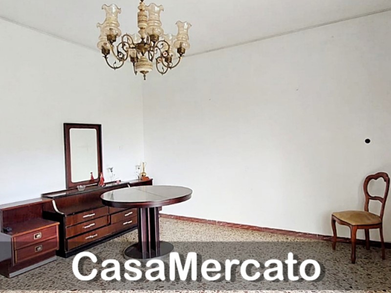 Appartamento in Vendita a Rocca di Papa, zona Campi + Centro Fortezza, 123'000€, 130 m²