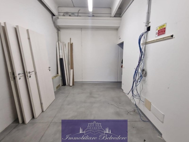 Capannone in Vendita a Scandicci, zona Olmo, 143'000€, 122 m²