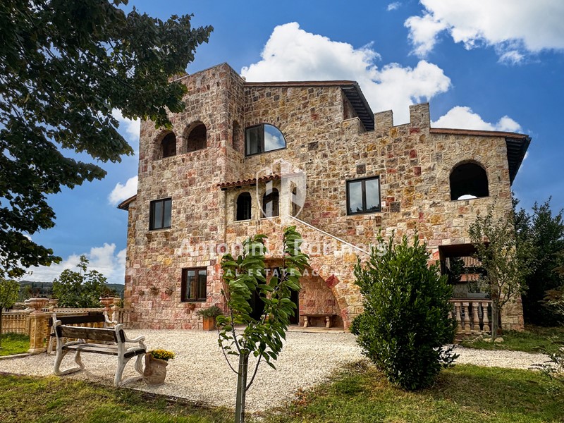Casa Indipendente in Vendita a Todi, 350'000€, 389 m²