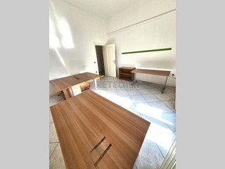Ufficio in Affitto a Pescara, 800€, 92 m²