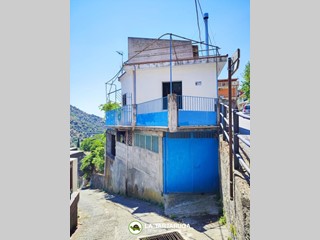 Casa Indipendente in Vendita a Santa Teresa di Riva, 50'000€, 130 m²