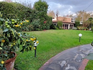 Villa in Vendita a Pietrasanta, zona Marina di Pietrasanta, 1'100'000€, 165 m², arredato