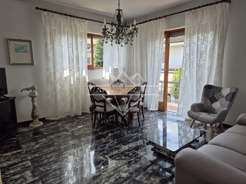 Quadrilocale in Affitto a Carrara, zona Marina di Carrara, 1'300€, 80 m², arredato