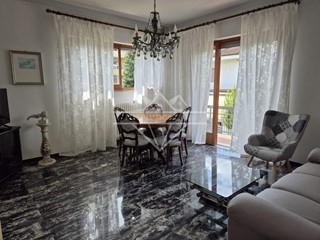 Quadrilocale in Affitto a Carrara, zona Marina di Carrara, 1'300€, 80 m², arredato