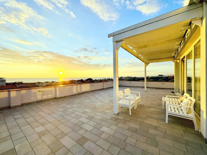 Attico in Vendita a Camaiore, zona Lido di Camaiore, 570'000&euro;, 75 m²