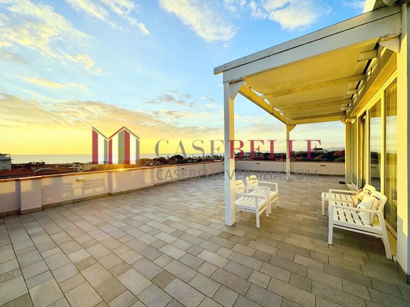 Attico in Vendita a Camaiore, zona Lido di Camaiore, 570'000&euro;, 75 m²