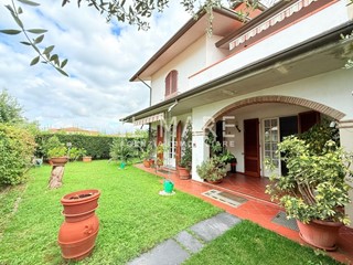 Villa bifamiliare in Vendita a Massa, zona Marina di Massa, 640'000&euro;, 220 m², arredato