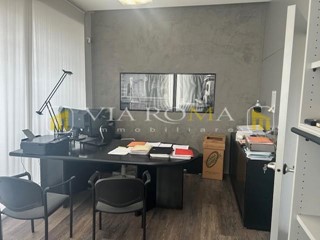 Ufficio in Vendita a Lucca, zona Arancio, 300'000€, 100 m²