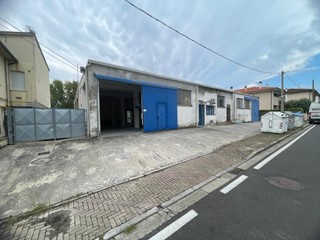 Capannone in Vendita a Terricciola, zona Selvatelle, 220'000€, 450 m²