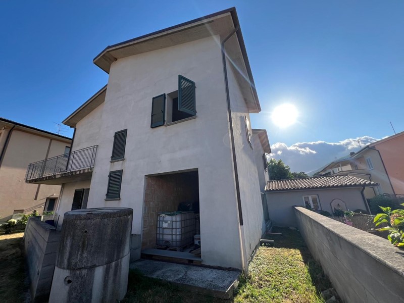 Villa bifamiliare in Vendita a Buti, zona Cascine, 250'000€, 100 m², con Box