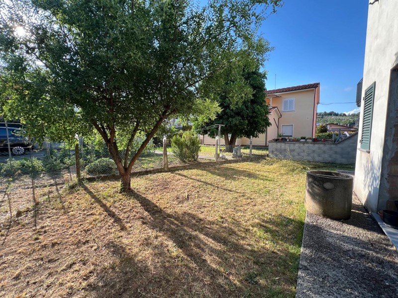 Villa bifamiliare in Vendita a Buti, zona Cascine, 320'000€, 150 m², con Box