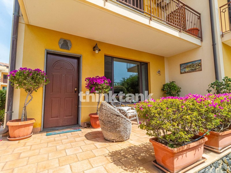 Villetta a schiera in Affitto a Acireale, 2'300€, 330 m²