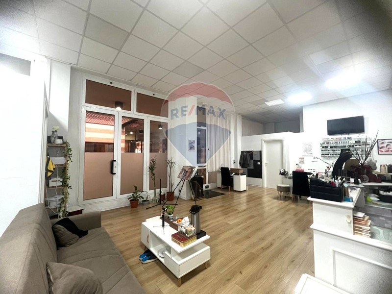 Immobile commerciale in Vendita a Seregno, 160'000€, 87 m²