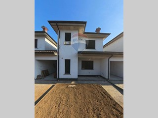 Villetta a schiera in Vendita a Roncaro, 215'000€, 130 m²