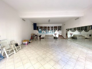 Immobile commerciale in Vendita a San Benedetto del Tronto, 150'000€, 110 m²