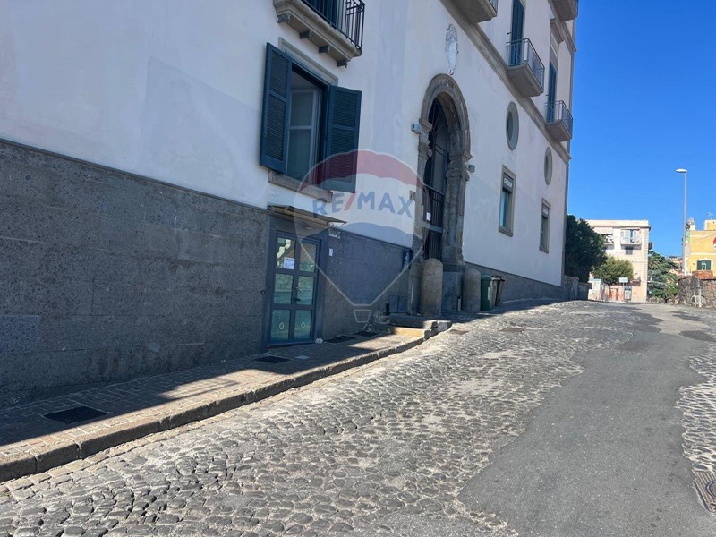 Negozio in Vendita a Pozzuoli, 115'000€, 40 m²