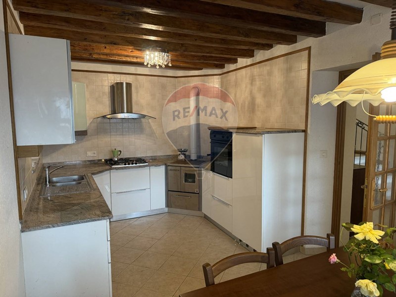 Casa Semi Indipendente in Vendita a Alpago, 180'000€, 200 m²