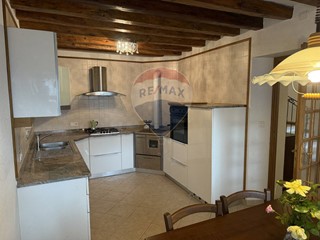 Casa Semi Indipendente in Vendita a Alpago, 180'000€, 200 m²