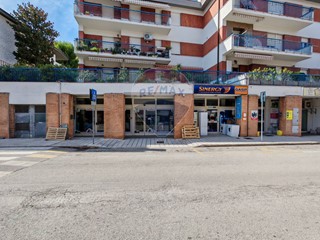 Immobile commerciale in Vendita a Recanati, 150'000&euro;, 170 m²