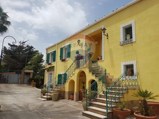 Villa in Vendita a Caltagirone, 680'000€, 500 m²