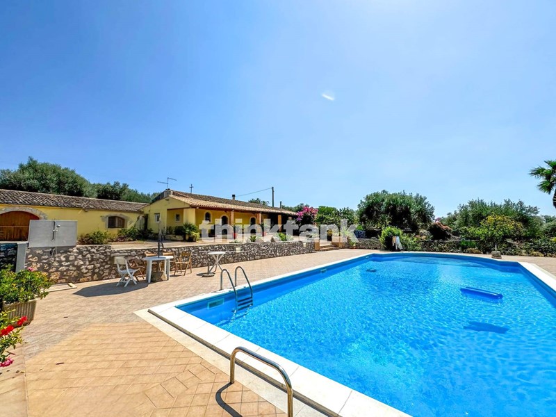 Villa in Vendita a Canicattini Bagni, 600'000€, 272 m²