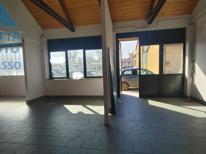 Negozio in Affitto a Chivasso, 850€, 75 m²